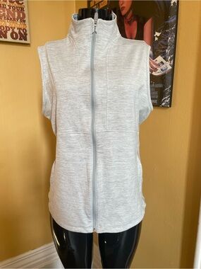 Puma  Sleeveless Zip Vest ( Large)